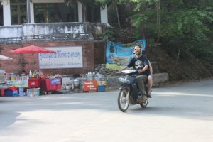 Mit dem Scooter auf dem Doi Tung