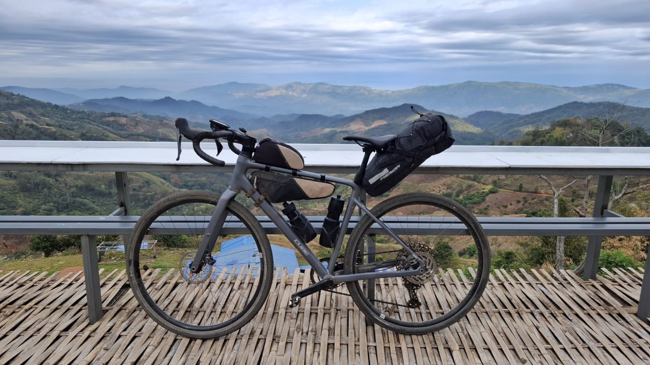 Ein Gravelrad mit Bikepacking-Setup am Phu Chi Fah