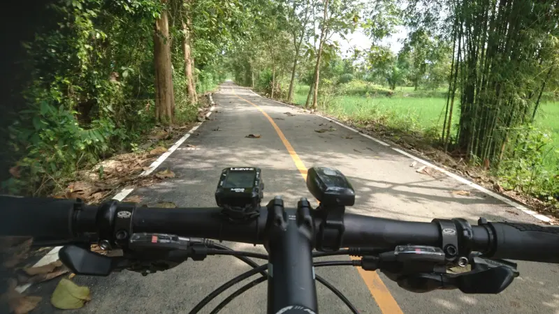 Radfahren auf kleinen Straßen im Norden Thailands in der Nähe vom Golden Triangle