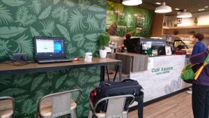 Arbeitsplatz am Amazon Café im Don Muang Flughafen Bangkok