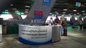 freundliches Personal am Flughafen Bangkok