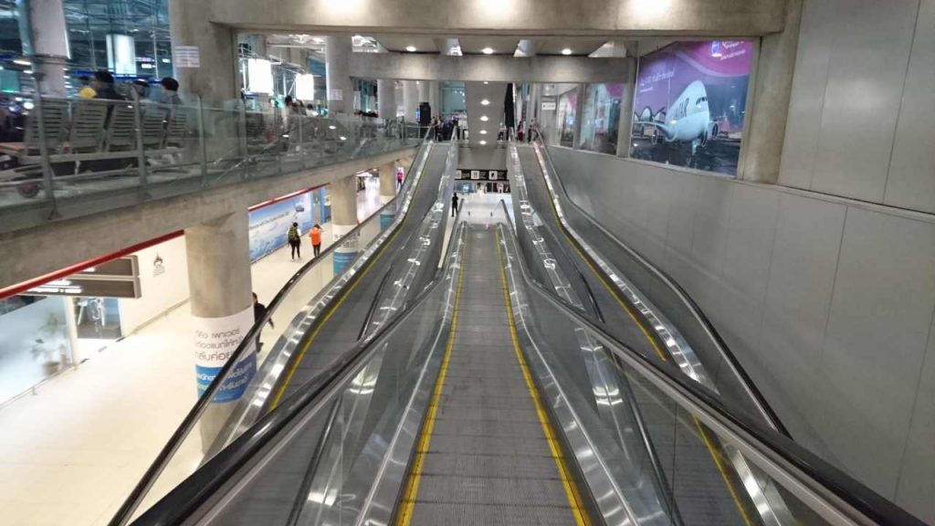 Erlebnis Rolltreppe am Flughafen Suvarnabhumi in Bangkok