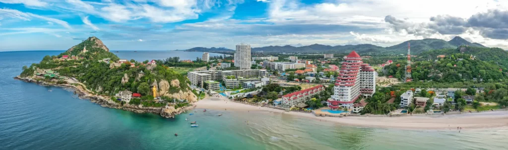 Panorama-Ansicht des Takiab Beach in Hua Hin mit Veranda Residence und Sea View Paradise sowie dem Monkey Mountain