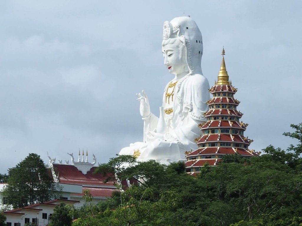 Der große weiße Buddha vom Airport Chiang Rai zu sehen.