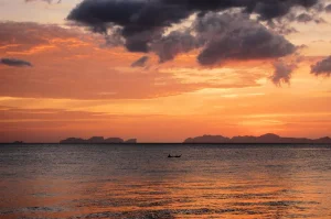 Blick auf Koh Phi Phi im Sonnenuntergang von Koh Jum aus.
