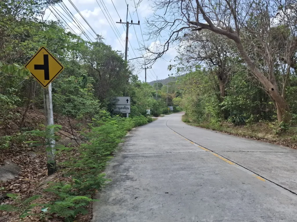 Die Inselstraße aus Beton auf Koh Samet