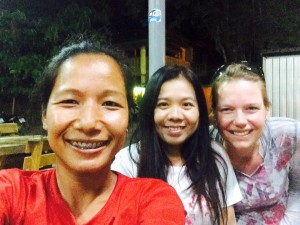 Manon Sluijter mit thailändischen Freundinnen