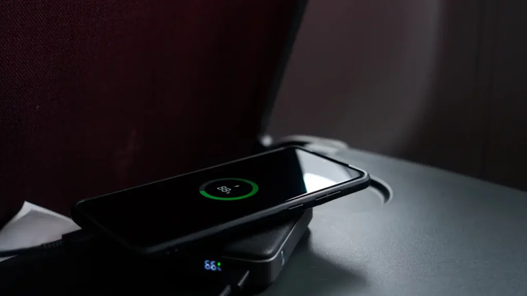 Verboten: Powerbank im Flugzeug laden