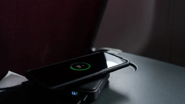 Verboten: Powerbank im Flugzeug laden