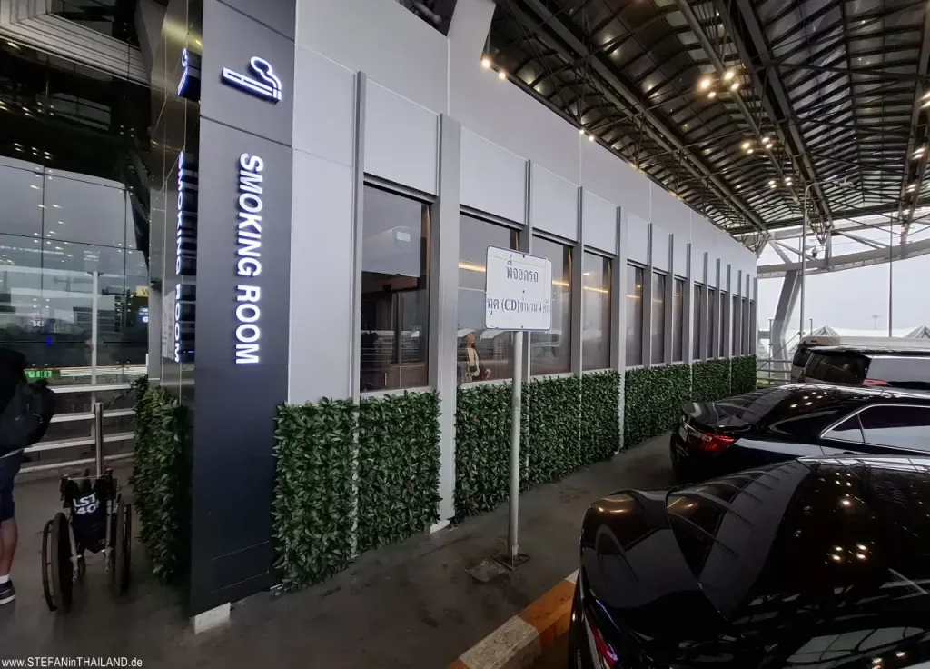 Raucherkabine vor dem Eingang zum Flughafen Suvarnabhumi in Bangkok.