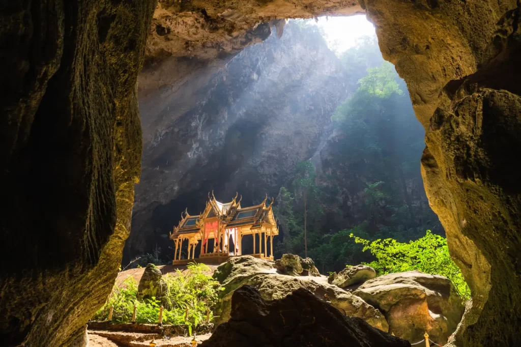 Sonnenstrahlen auf einem Pavillon in einer berühmten Höhle ohne Dach in der Provinz Pranburi, Thailand.