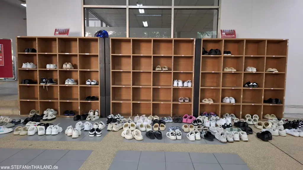 Schuhe geordnet vor einem Schuhregal in der Mae Fah Luang Universität in Chiang Rai