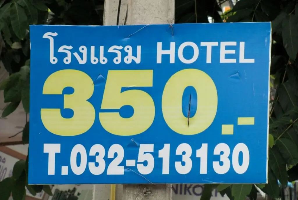 "Hotel" steht auf diesem Schild in Thai-Schrift