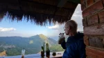 Stefan Wagner sitzt auf einer Terrasse mit Blick auf den Doi Tung.