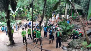 Netflix Thai Cave Rescue - Statisten aus 20 Ländern warten vor der Tham Luang Höhle