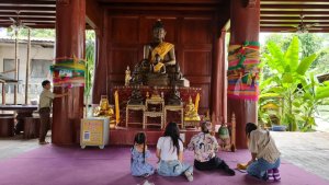 Umarme die Säulen des Teakholz-Tempels im Wat Pa Daed