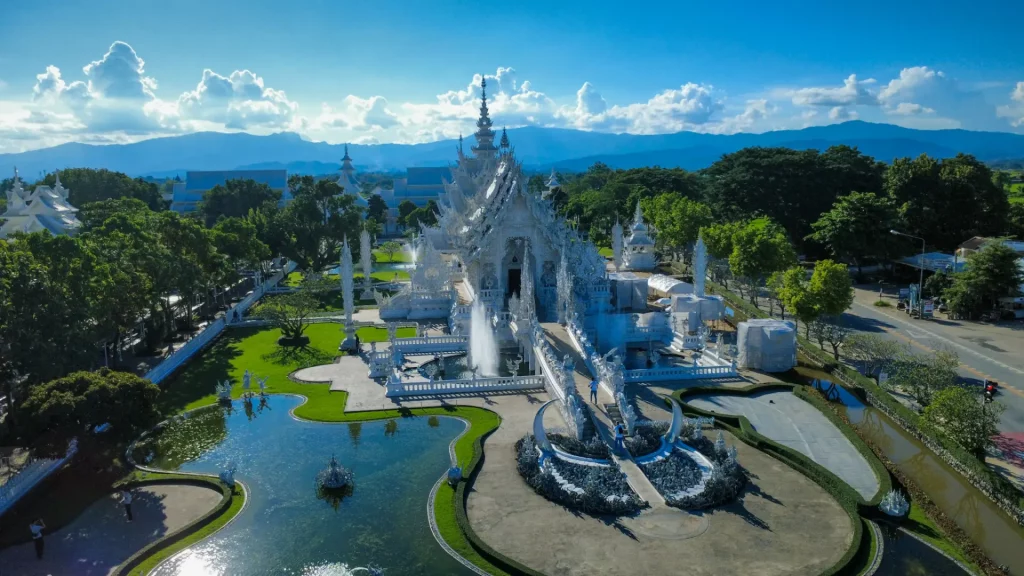 Der berrühmte strahlend weiße Tempel aus der Drohnenperspektive mit den Bergen im Hintergrund (Doi Chang)