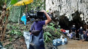 Netflix Thai Cave Rescue - ein Mitarbeiter trägt die sauteuere Kamera