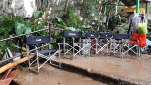 Netflix Thai Cave Rescue - die Stühle für die Schauspieler am Eingang der Tham Luang