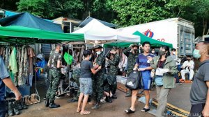 Netflix Thai Cave Rescue - jeden Morgen vor Drehbeginn zur Gardarobe