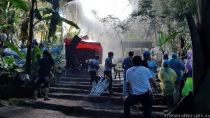 Netflix Thai Cave Rescue - künstlicher Regen vor der Höhle