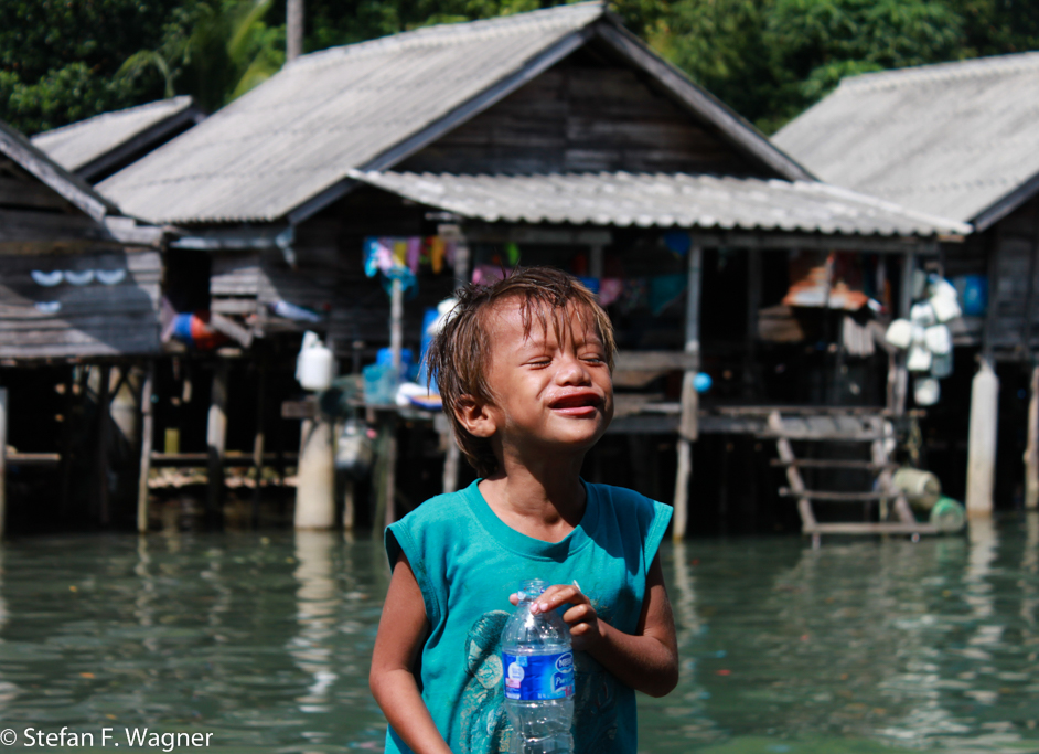 Eines der vielen Kinde im Mokendorf auf Koh Chang