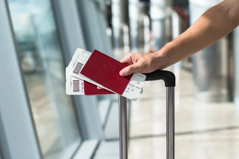 2 Pässe mit Boarding-Pässen in einem Flughafen
