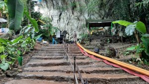 Netflix Thai Cave Rescue - die Treppe zum Höhleneingang