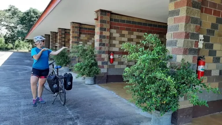 Radfahrerin Anna zeigt auf ein 24-hours Hong Phak - Room for rent