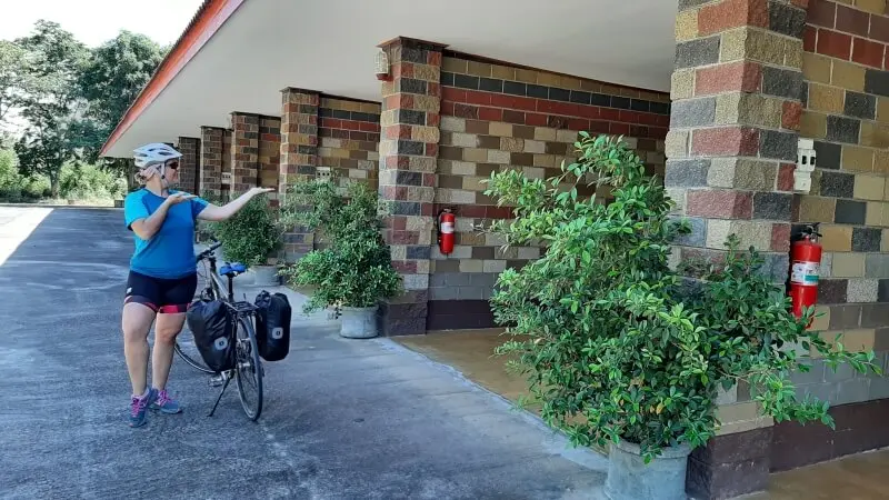 Radfahrerin Anna zeigt auf ein 24-hours Hong Phak - Room for rent